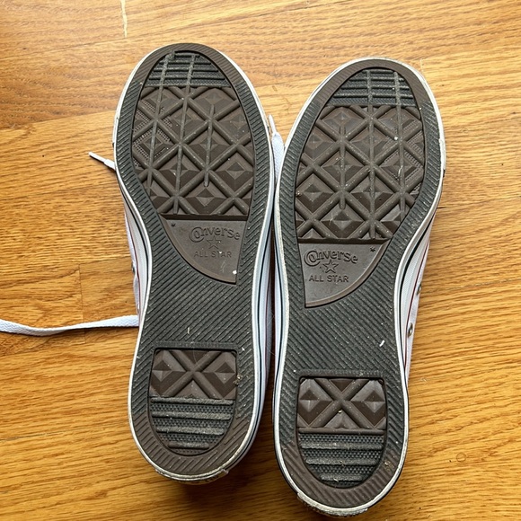 Converse sneakers, size 10, only worn once - Picture 2 of 5